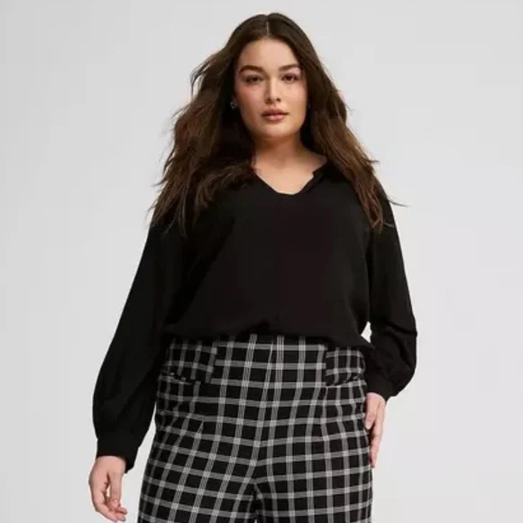 TORRID Harper Pullover Blouse NWT size 1 - Picture 2 of 6